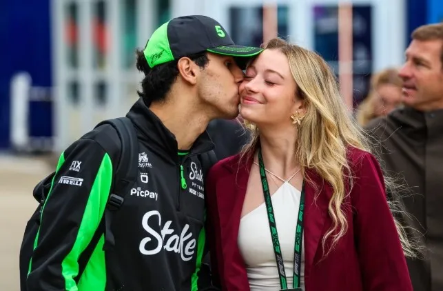 Gabriel Bortoleto leva namorada para dar volta em carro da Stock Car