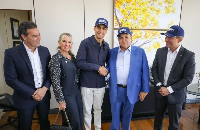Ao lado de piloto da F1, Ibaneis anuncia data para reabrir Autódromo