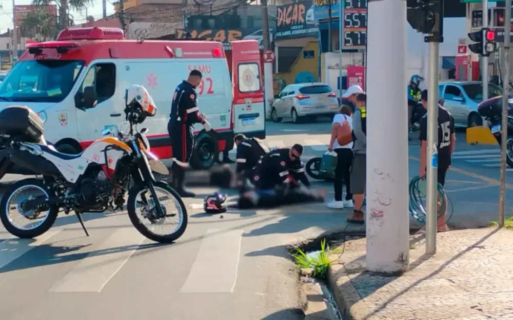 Acidente entre moto e carro deixa dois feridos em Bragança Paulista