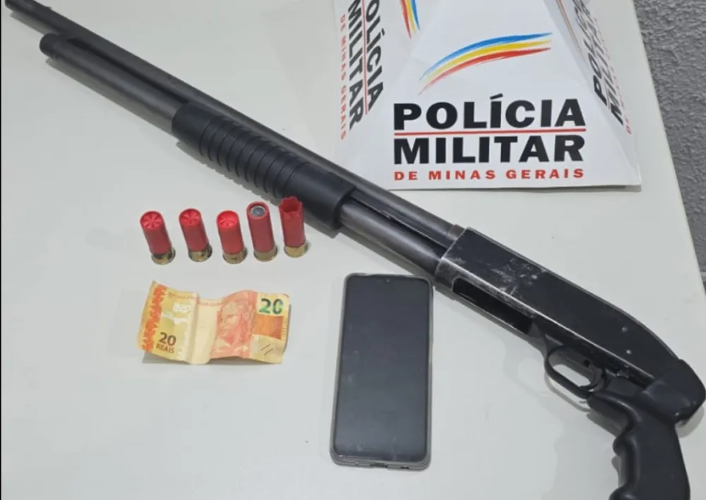PMMG apreende espingarda calibre 12 furtada e munições durante patrulhamento