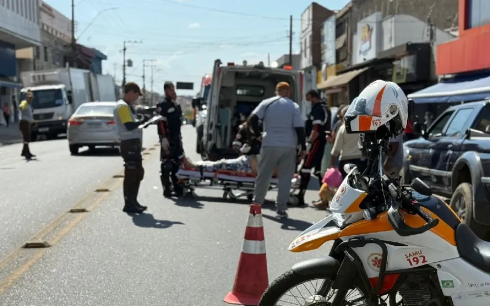 Acidente deixa duas pessoas feridas na Avenida Antônio Pires Pimentel, em Bragança Paulista