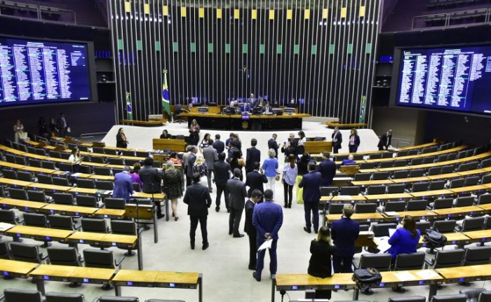Câmara faz 1 minuto de silêncio pelas vítimas de desastre no RS