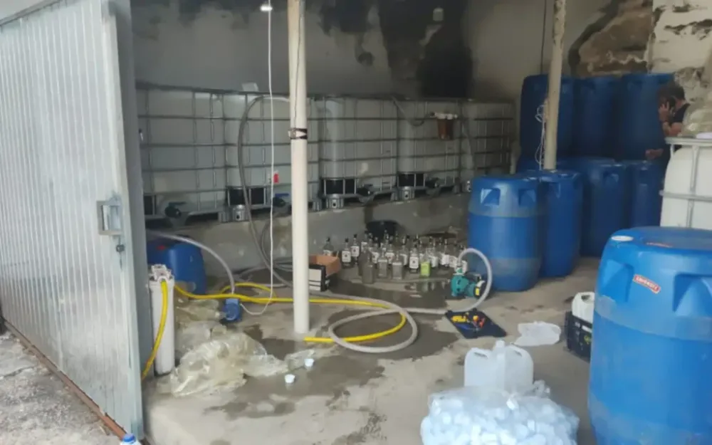 Fábrica clandestina de bebidas é descoberta em Jundiaí; local operava com rótulos falsificados e tambores de álcool