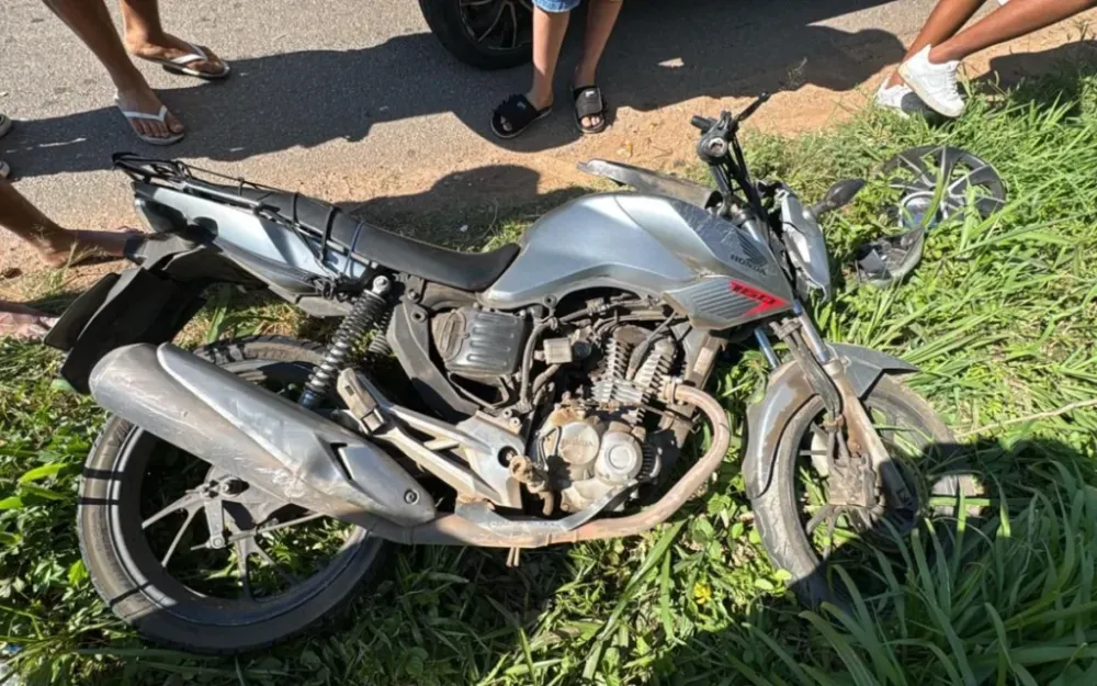 Motocicleta é prensada por carro no guard rail da Rodovia João Hermenegildo, em Bragança Paulista