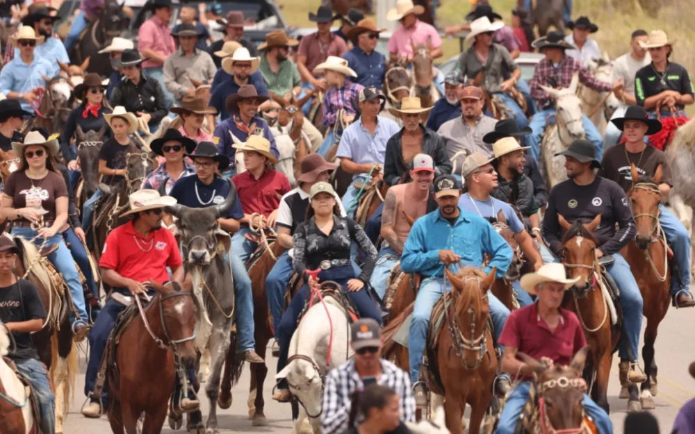 Abertura oficial da Festa do Peão de Extrema é marcada pela Escolha da Corte do Rodeio e o Desfile de Cavaleiros