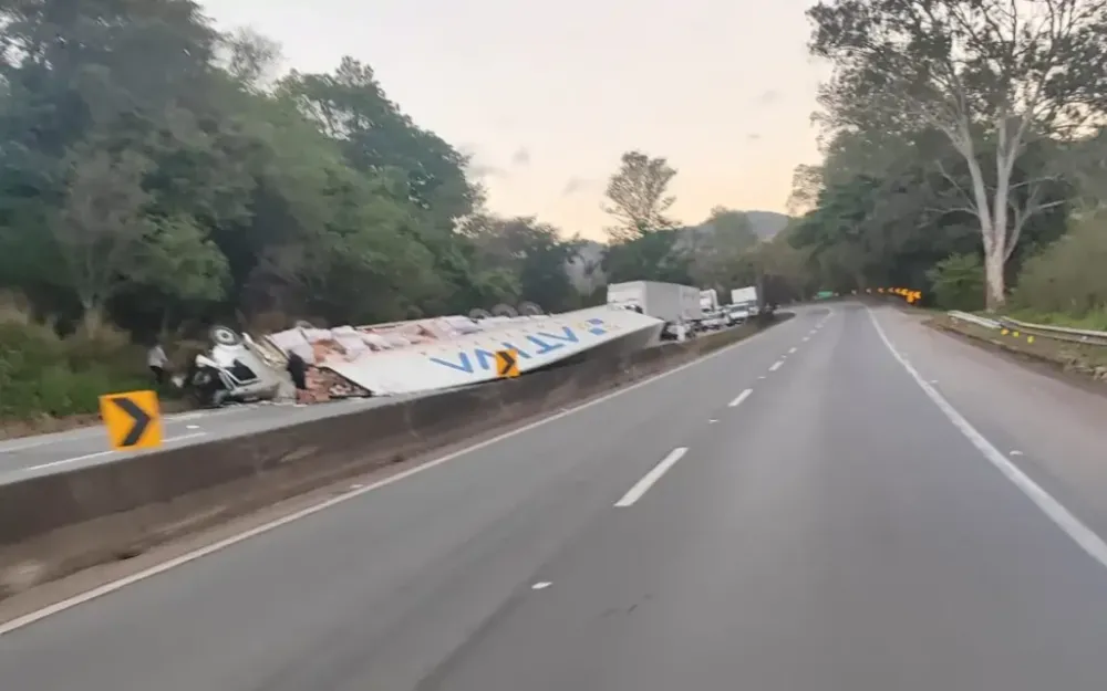 Carreta tomba e interdita pista da Fernão Dias no sentido Belo Horizonte