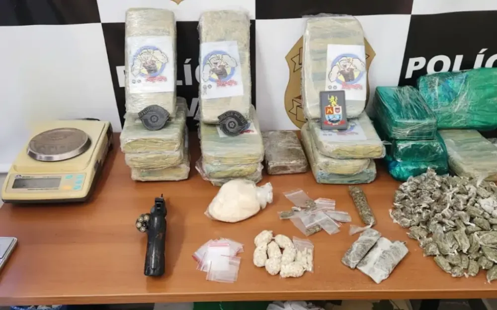 Fuga, prisão e apreensão: PM intercepta traficantes com grande carga de drogas e revólver