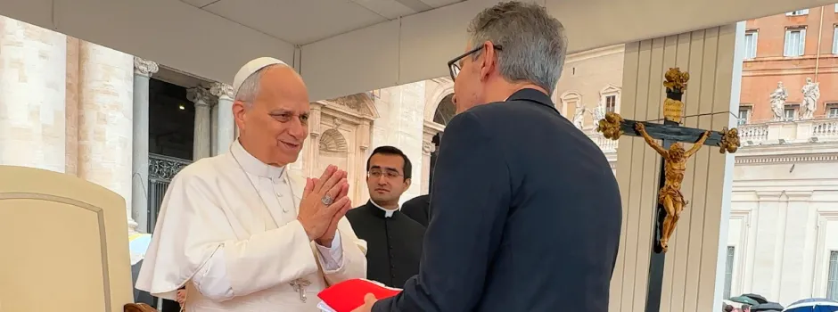 No Vaticano, Papa Leão XIV abençoa povo de Minas Gerais ao receber obras de artesãs do estado das mãos do governador