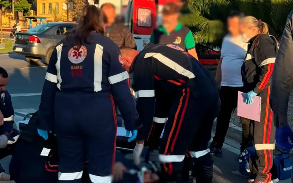 Mulher é atropelada por motociclista na faixa de pedestres na Avenida dos Imigrantes