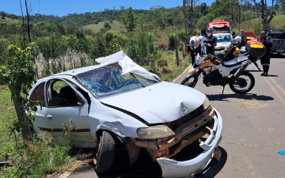 Motorista perde controle e bate em mourões na zona rural de Bragança Paulista