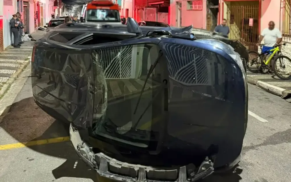 Carro capota após colisão e atinge veículos estacionados em Bragança Paulista