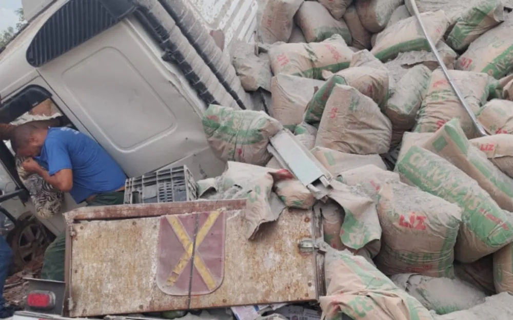 Carreta tomba, atinge carros e bloqueia totalmente a Fernão Dias, em Igarapé