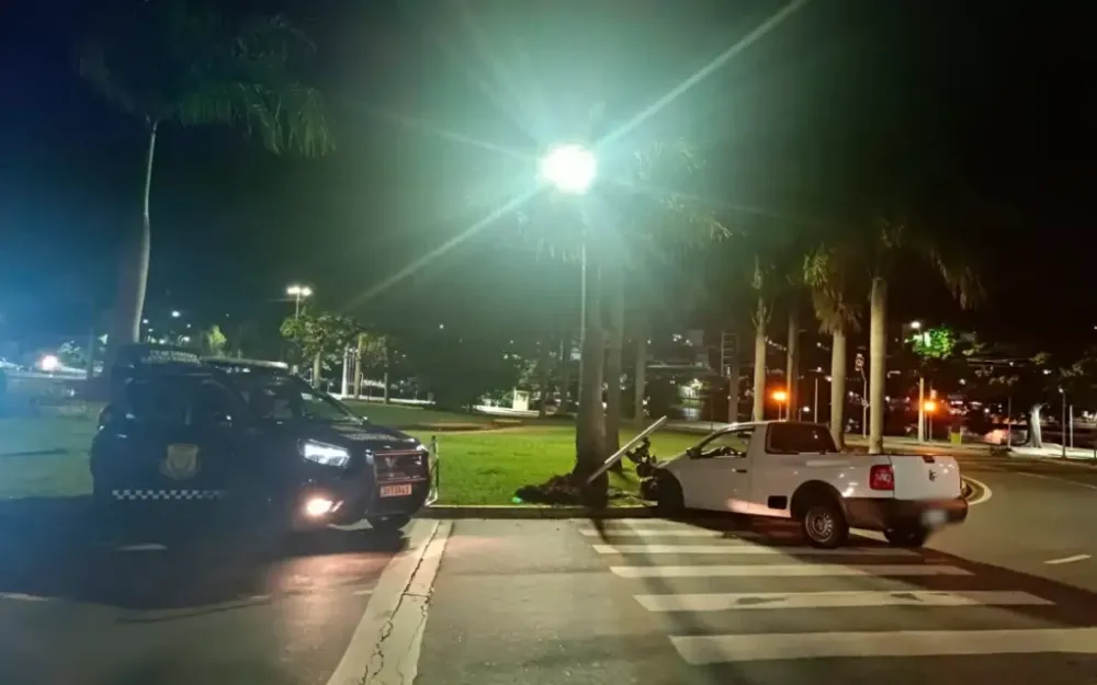 Motorista colide em sinaleiro em Bragança Paulista