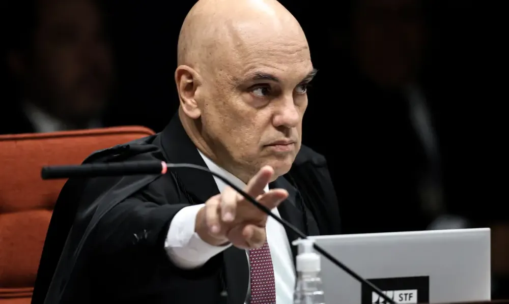 Moraes manda Bolsonaro explicar uso de celular por Nikolas em visita