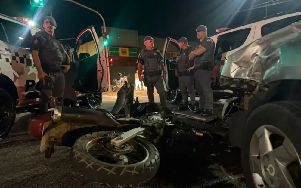 Fuga termina em colisão e prisão por porte ilegal de arma na Av. dos Imigrantes
