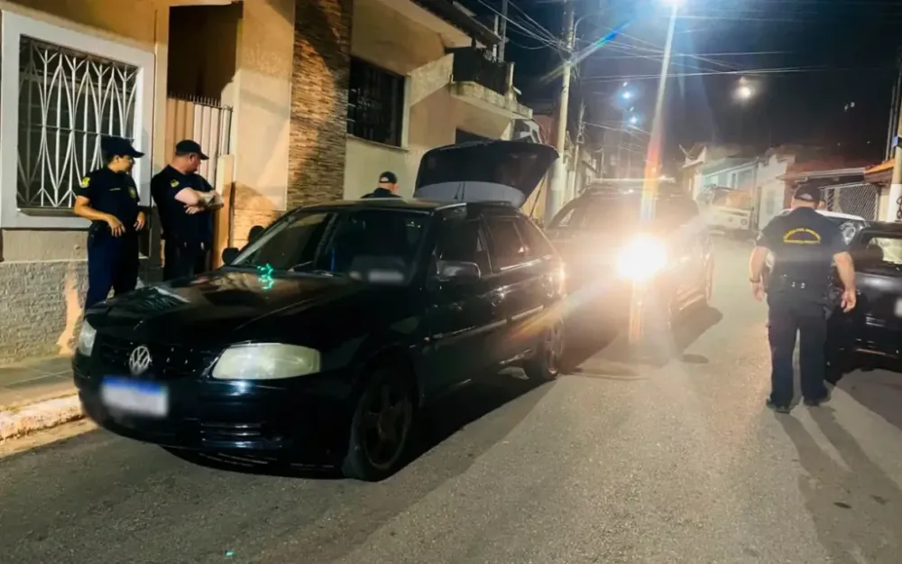 Perseguição na madrugada termina com prisão por embriaguez e apreensão de drogas