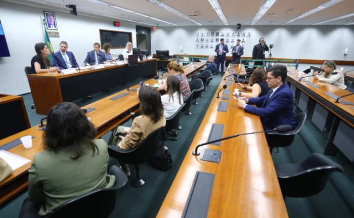 Debatedores alertam para impactos nocivos das telas na saúde mental de jovens