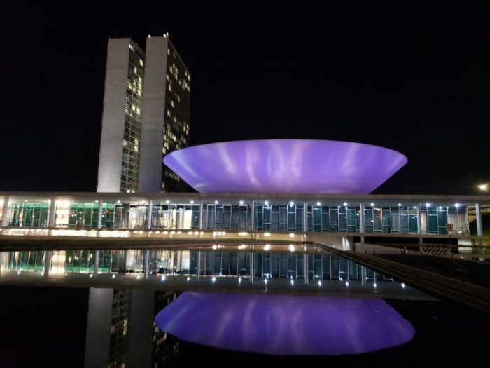 Câmara tem iluminação lilás pelo Dia Nacional de Conscientização sobre a Doença de Alzheimer