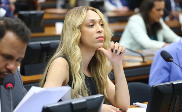 Deputados divergem sobre proposta que proíbe união de pessoas do mesmo sexo; assista