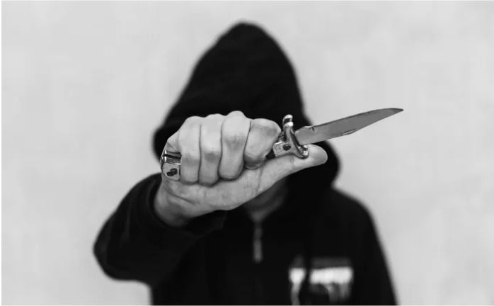 Homem morre após ser espancado e esfaqueado por 4 indivíduos em Extrema