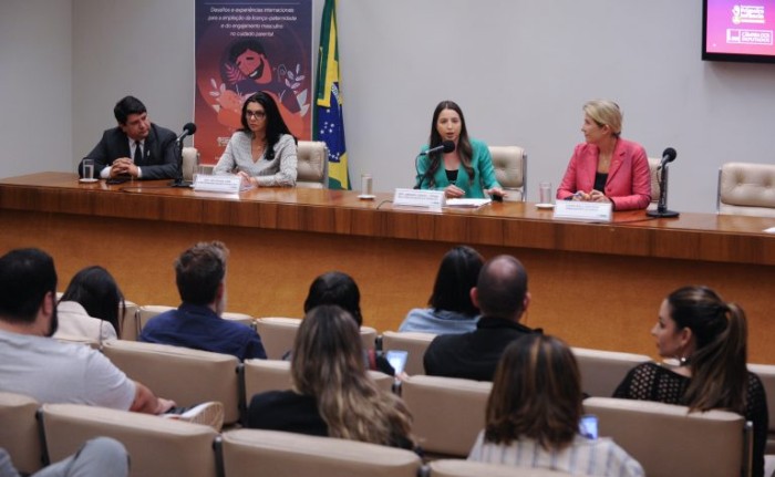 Debatedores defendem implantação de licença parental no País