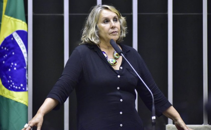 CCJ aprova proposta que prioriza em licitações as indústrias brasileiras de fármacos para tratamento de HIV