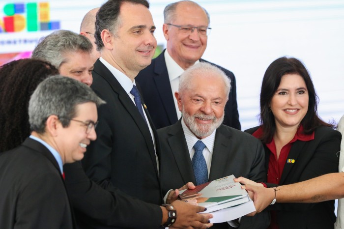 Erraremos menos na gestão do país ouvindo o que o povo pensa, diz Lula