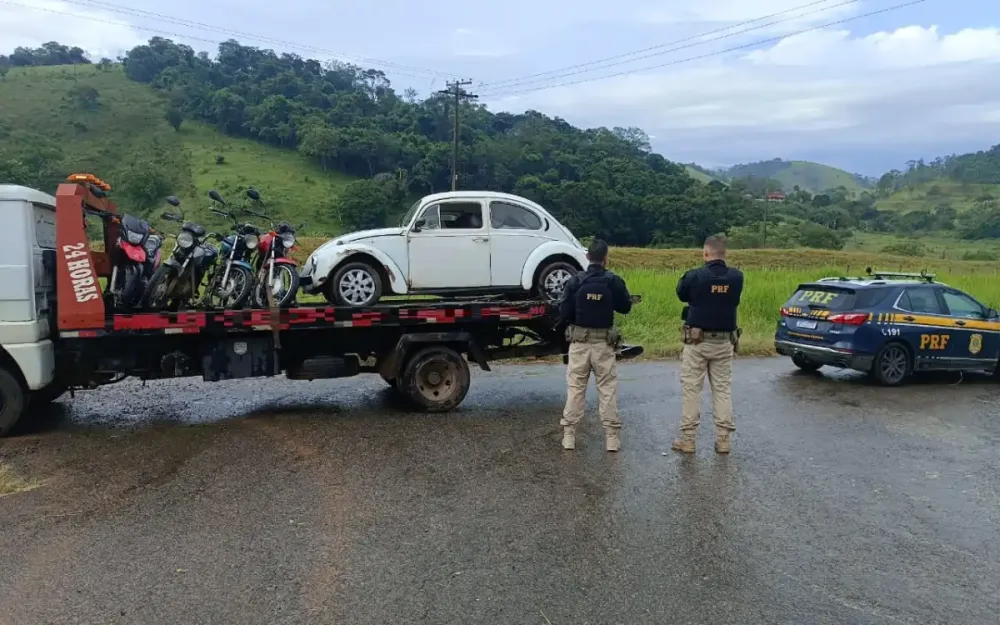 Após tombamento, veículos de saqueadores são apreendidos em Cambuí