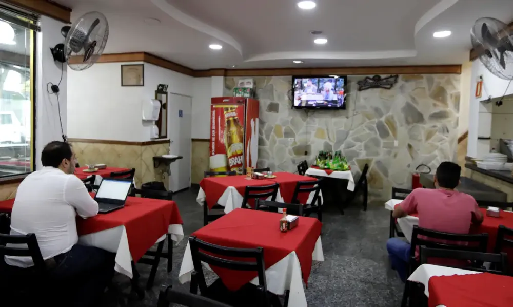 Empresas de comida rápida não têm cartaz do protocolo Não se Cale