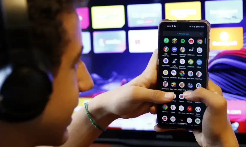 Uma a cada três crianças tem perfil aberto em redes, alerta pesquisa