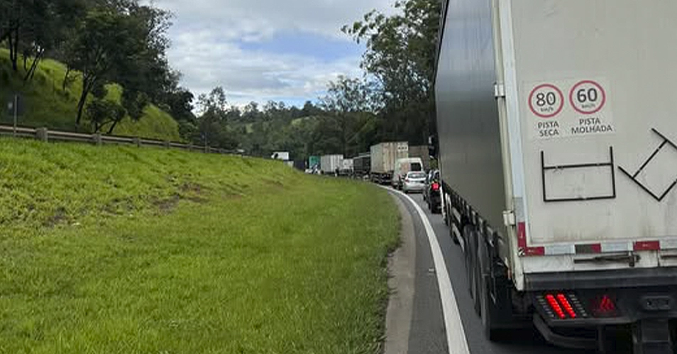 Acidente causa grande congestionamento na Rodovia Fernão Dias
