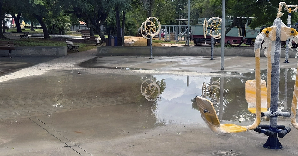 Acúmulo de água gera preocupação na Praça Jacinto Osório