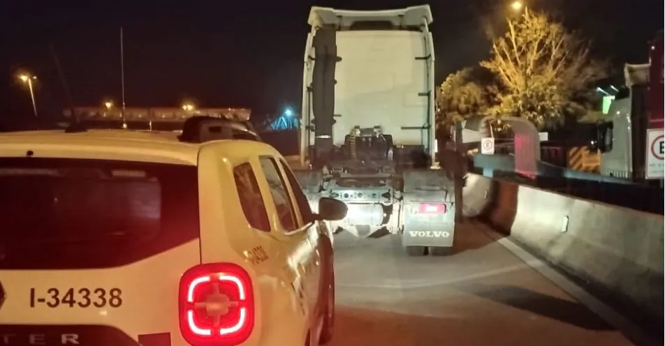 PM recupera caminhão roubado e liberta motorista