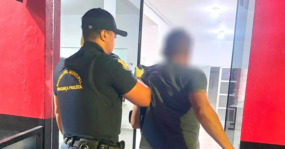 Homem é preso após mostrar órgão genital para criança