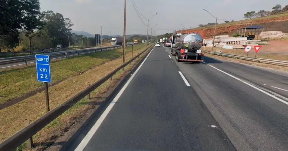 Motociclista morre em acidente com caminhão na Fernão Dias