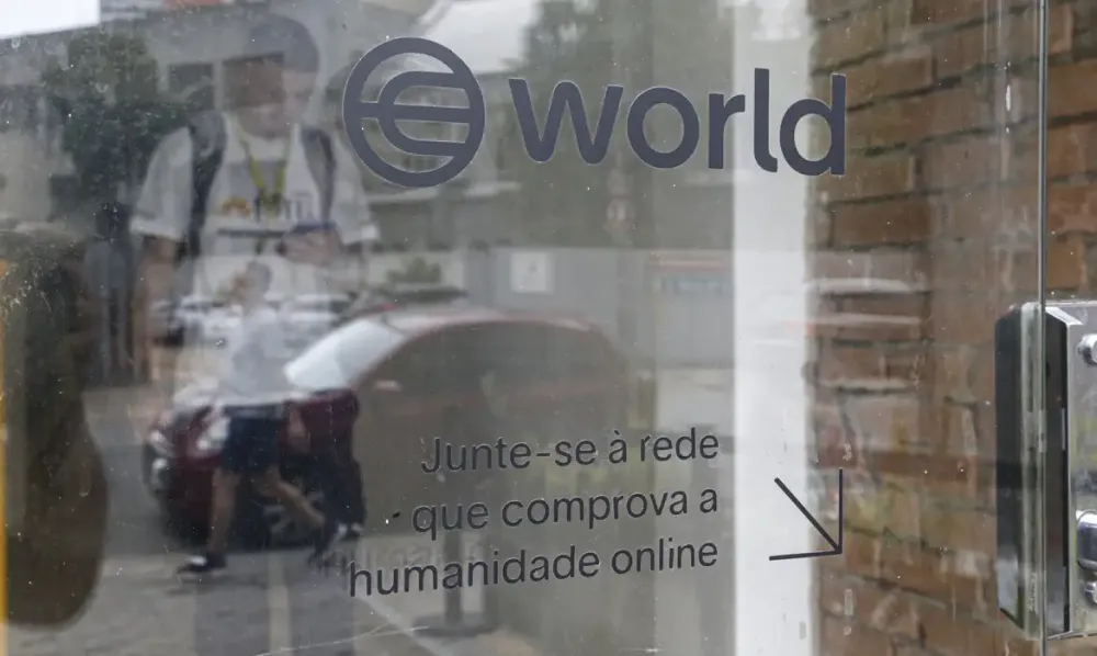 World suspende coleta de íris de brasileiros